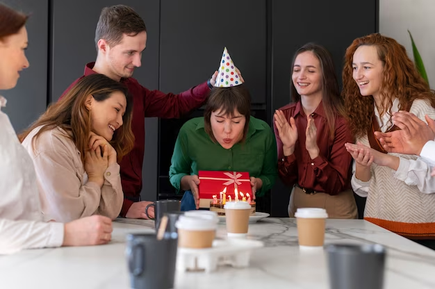Друзья отмечают день рождения: идеи для веселого времяпрепровождения вместемм